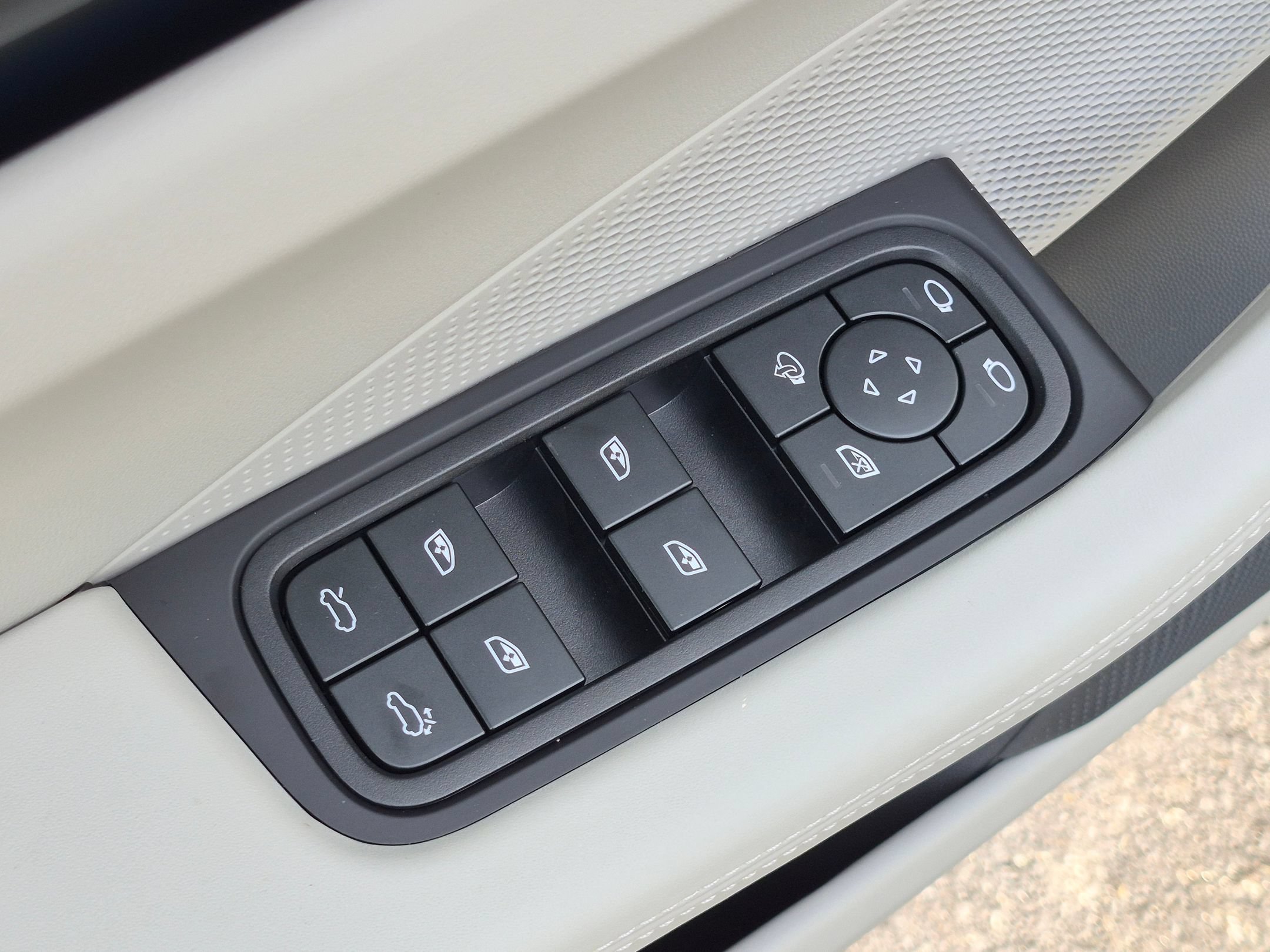 Certified 2025 Porsche Macan Electric RWD image 24