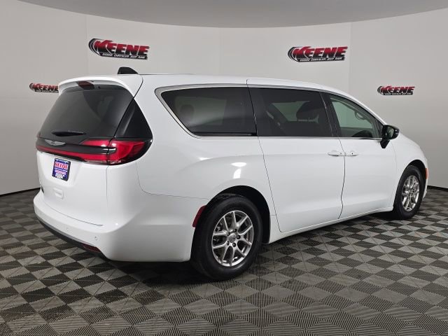Used 2024 Chrysler Pacifica Touring-L image 3
