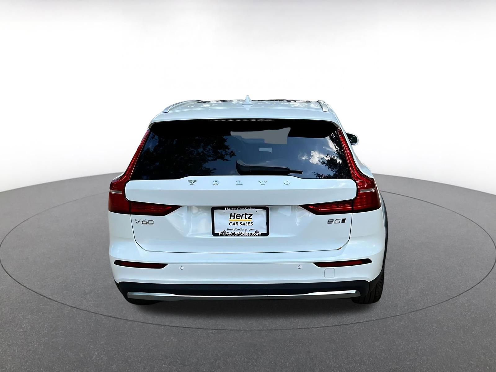 Used 2025 Volvo V60 B5 Cross Country Plus image 6