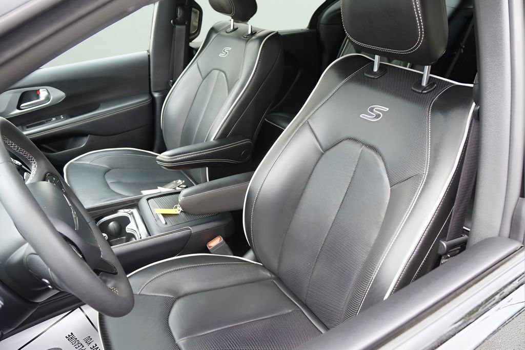 Used 2025 Chrysler Pacifica Limited image 14