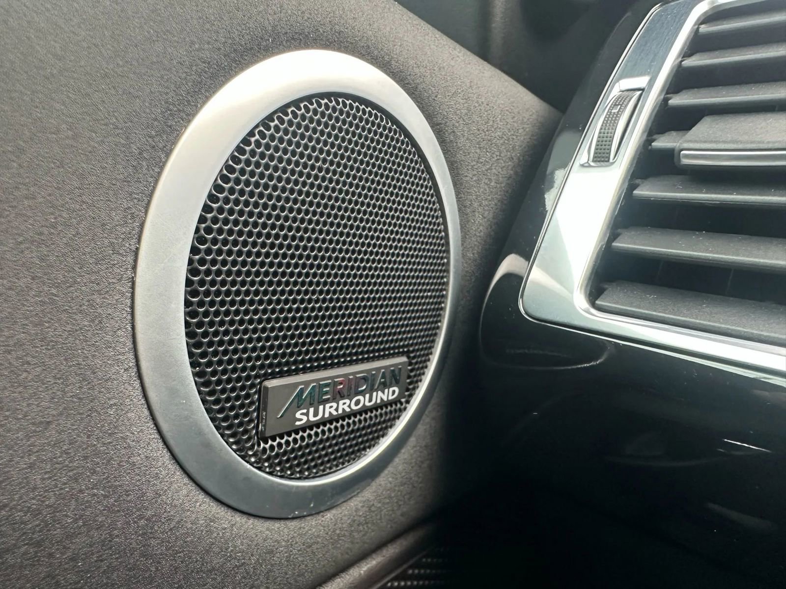 Used 2018 Land Rover Discovery HSE image 25