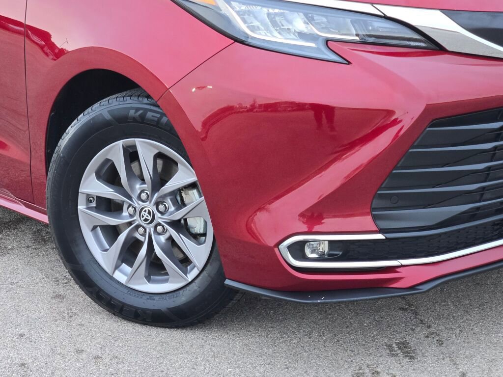 Used 2023 Toyota Sienna XLE image 3