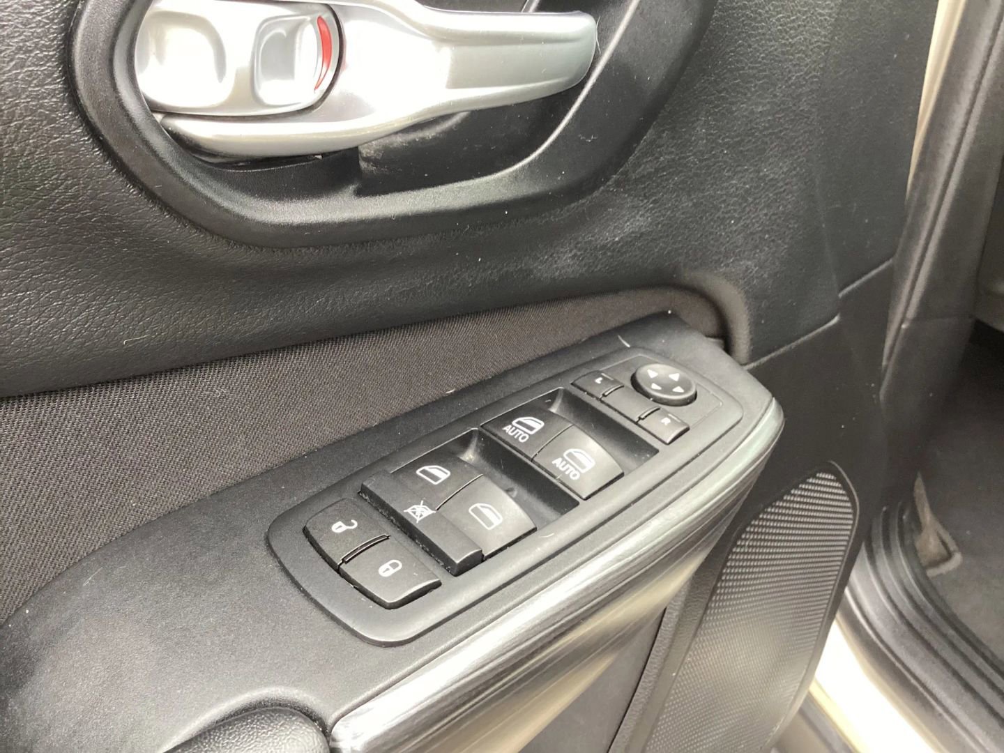 Used 2015 Jeep Cherokee Latitude AWD/4WD image 25