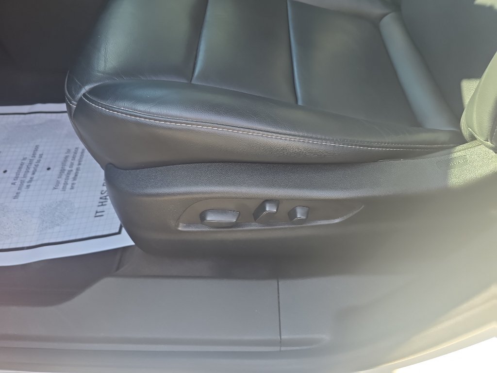 Used 2022 Cadillac XT4 Premium Luxury w/ Cold Weather Package AWD/4WD image 16