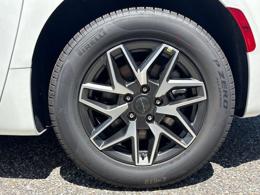 New 2027 Chrysler Pacifica Limited AWD/4WD image 32