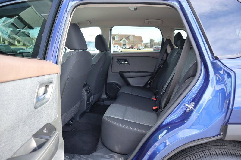 Used 2023 Nissan Rogue SV image 15