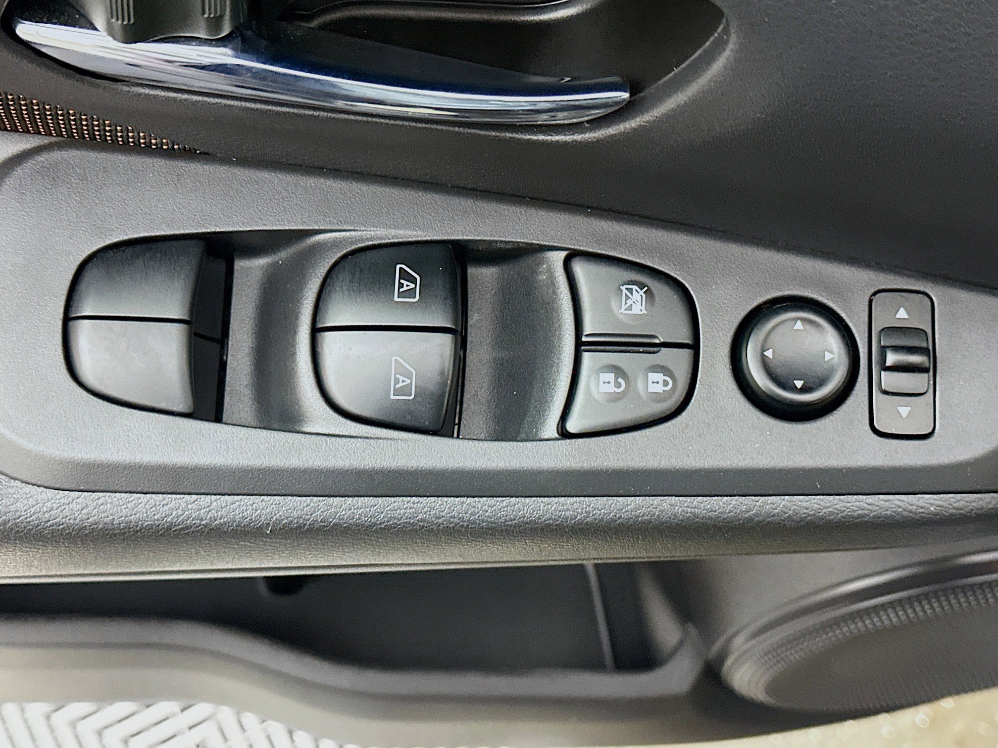 Used 2023 Nissan Kicks SR image 15