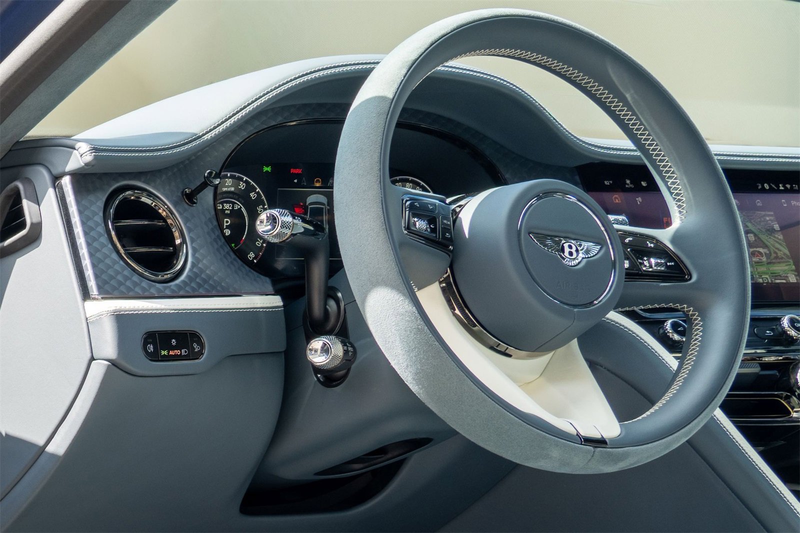 Used 2025 Bentley Flying Spur Plug-In Hybrid image 23