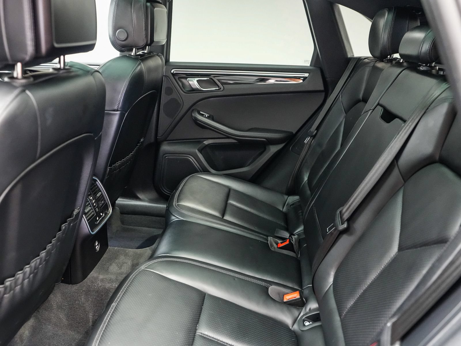 Certified 2024 Porsche Macan AWD/4WD image 22
