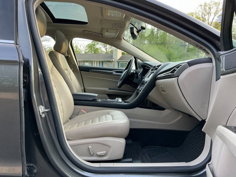 Used 2017 Ford Fusion SE FWD image 11
