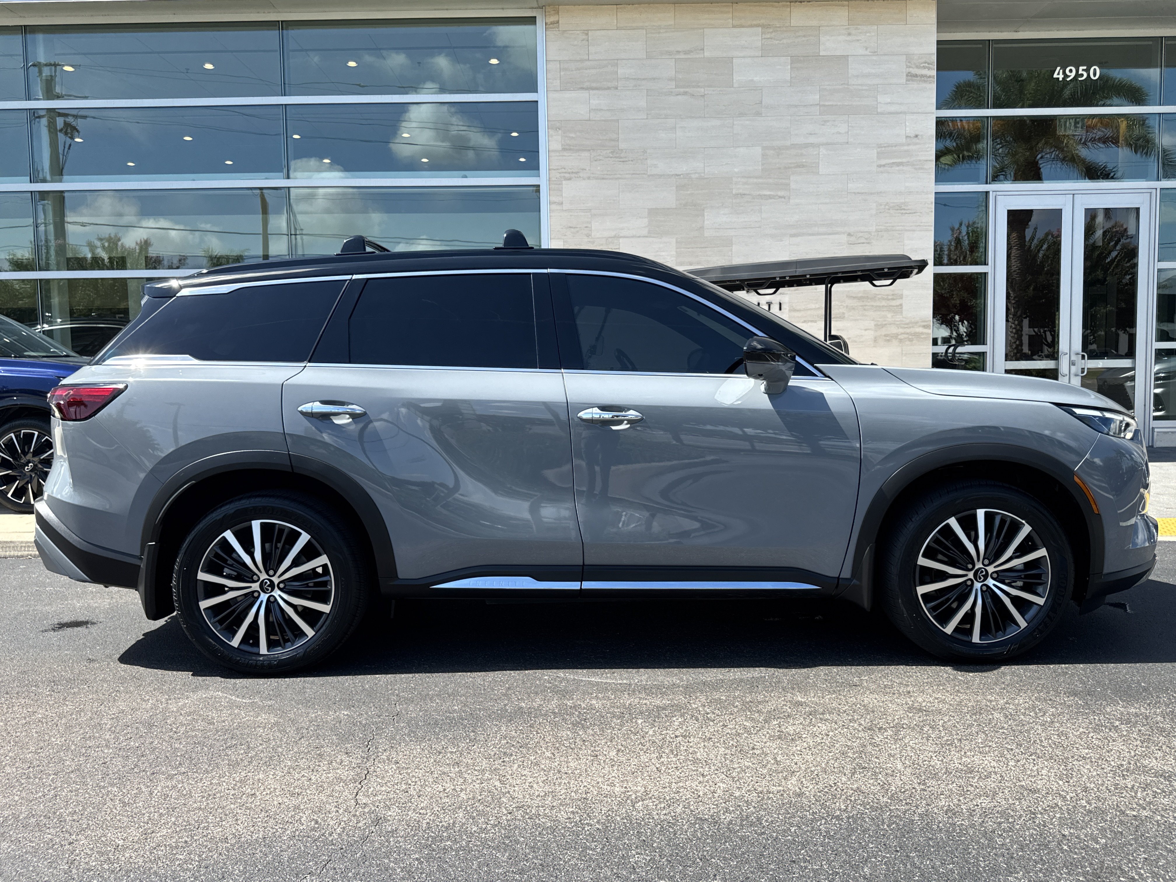 Certified 2025 INFINITI QX60 Autograph w/ Cargo Package AWD/4WD image 3