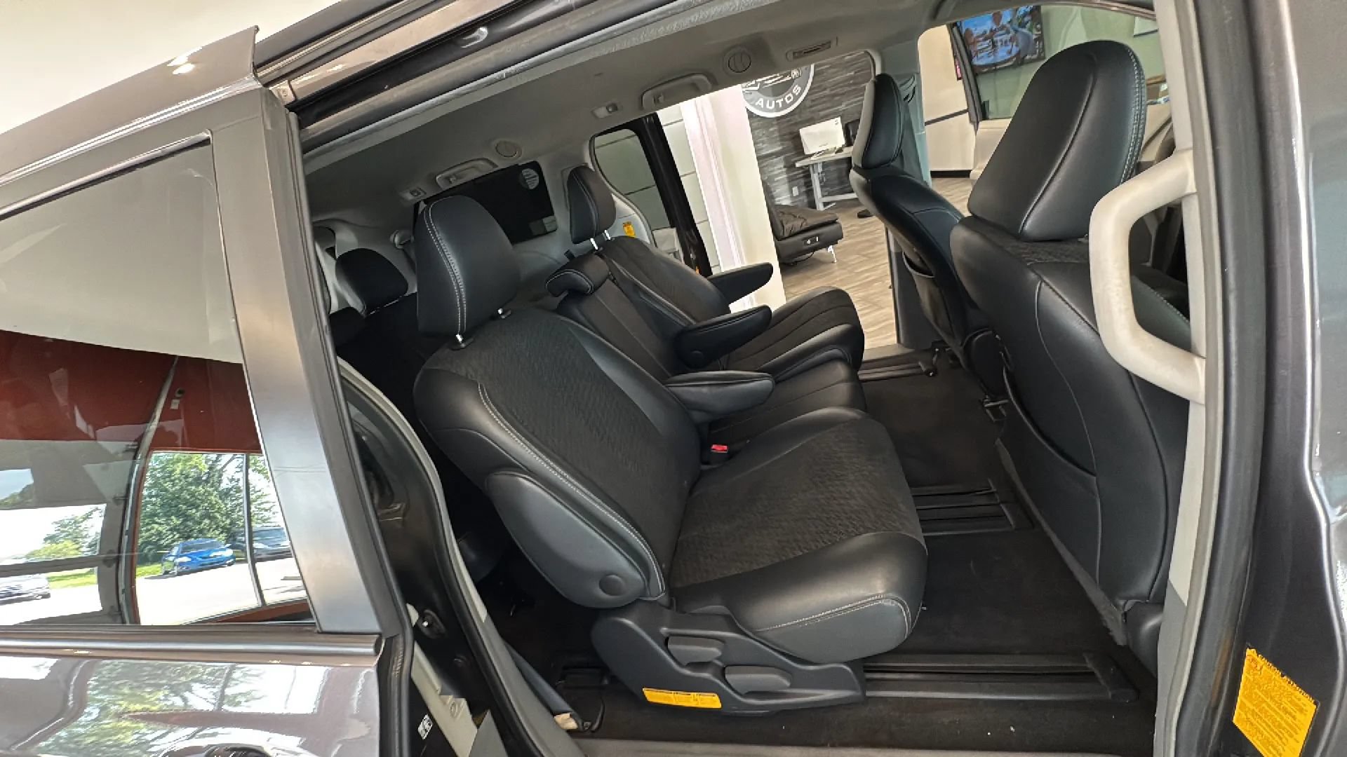 Used 2014 Toyota Sienna SE FWD image 17