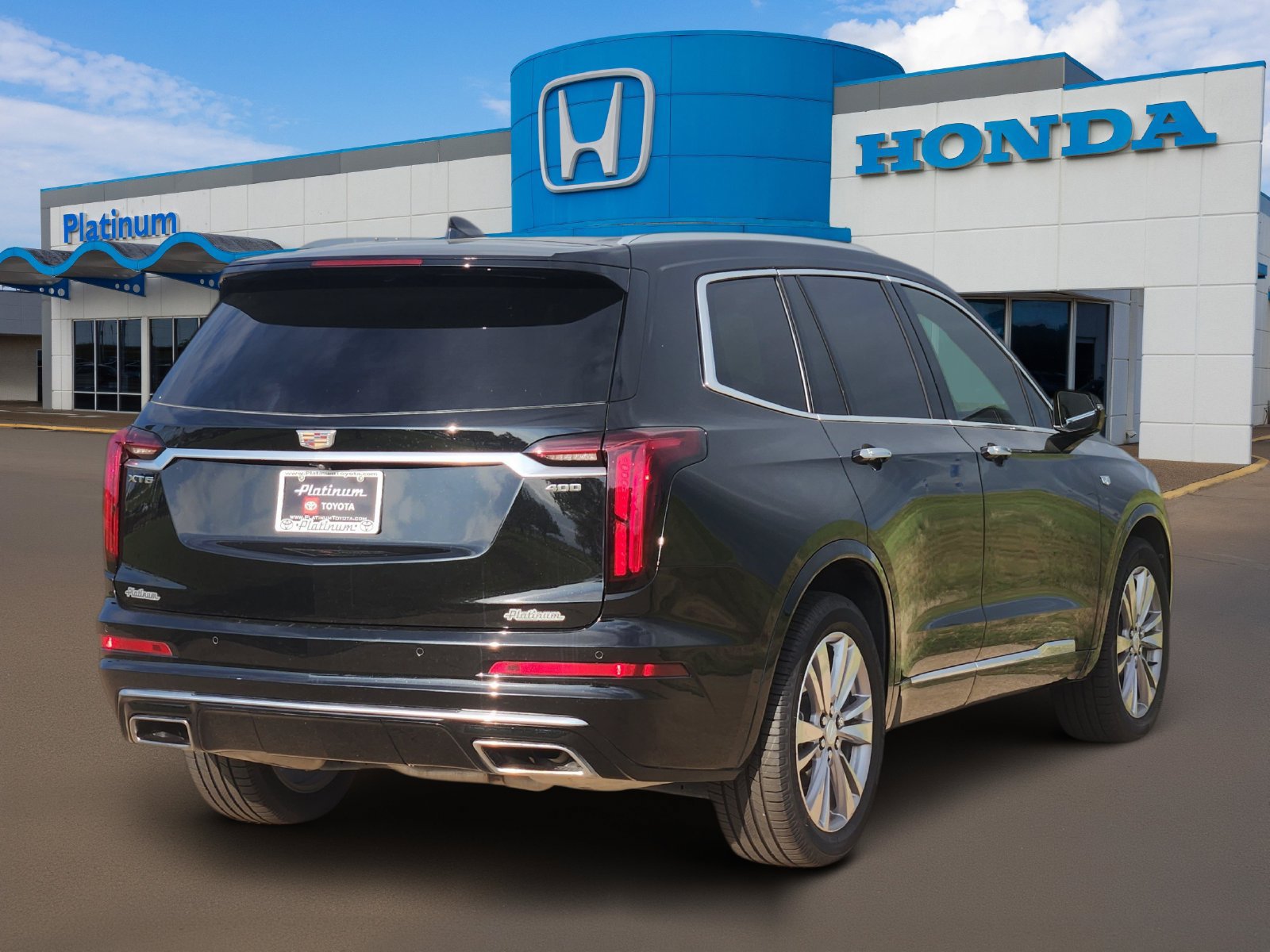 Used 2023 Cadillac XT6 Premium Luxury FWD image 4