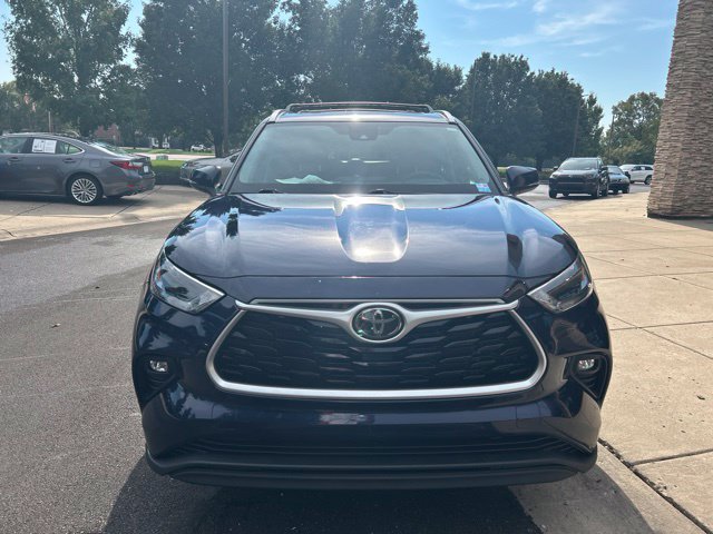 Used 2022 Toyota Highlander XLE AWD/4WD image 2