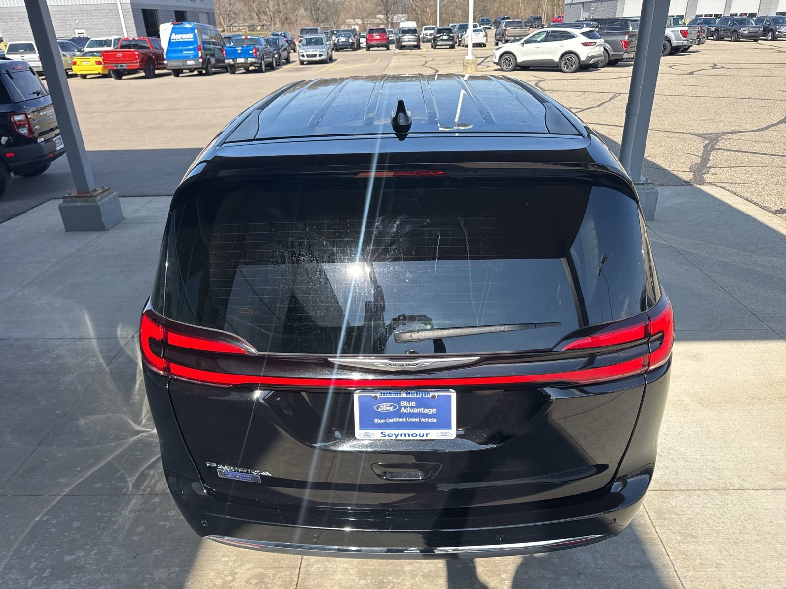 Used 2024 Chrysler Pacifica Touring-L FWD image 7
