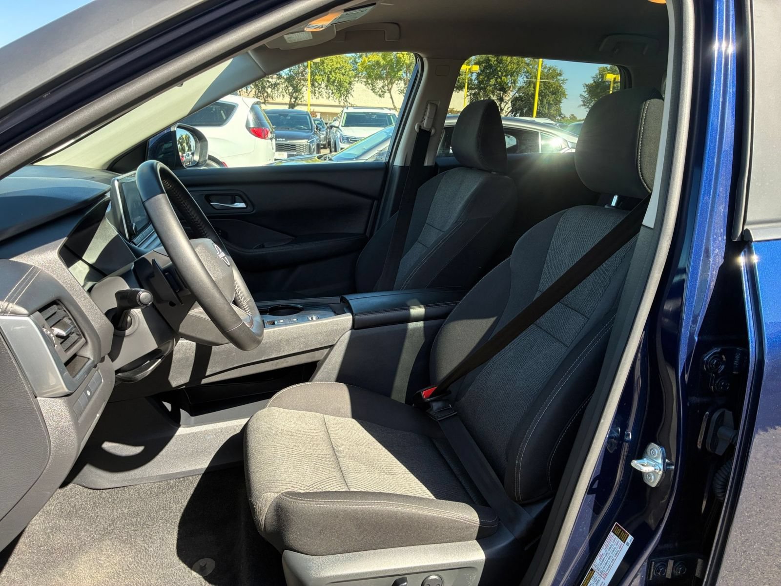 Used 2025 Nissan Rogue SV FWD image 27