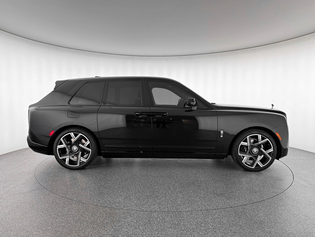 New 2026 Rolls-Royce Cullinan Black Badge image 3