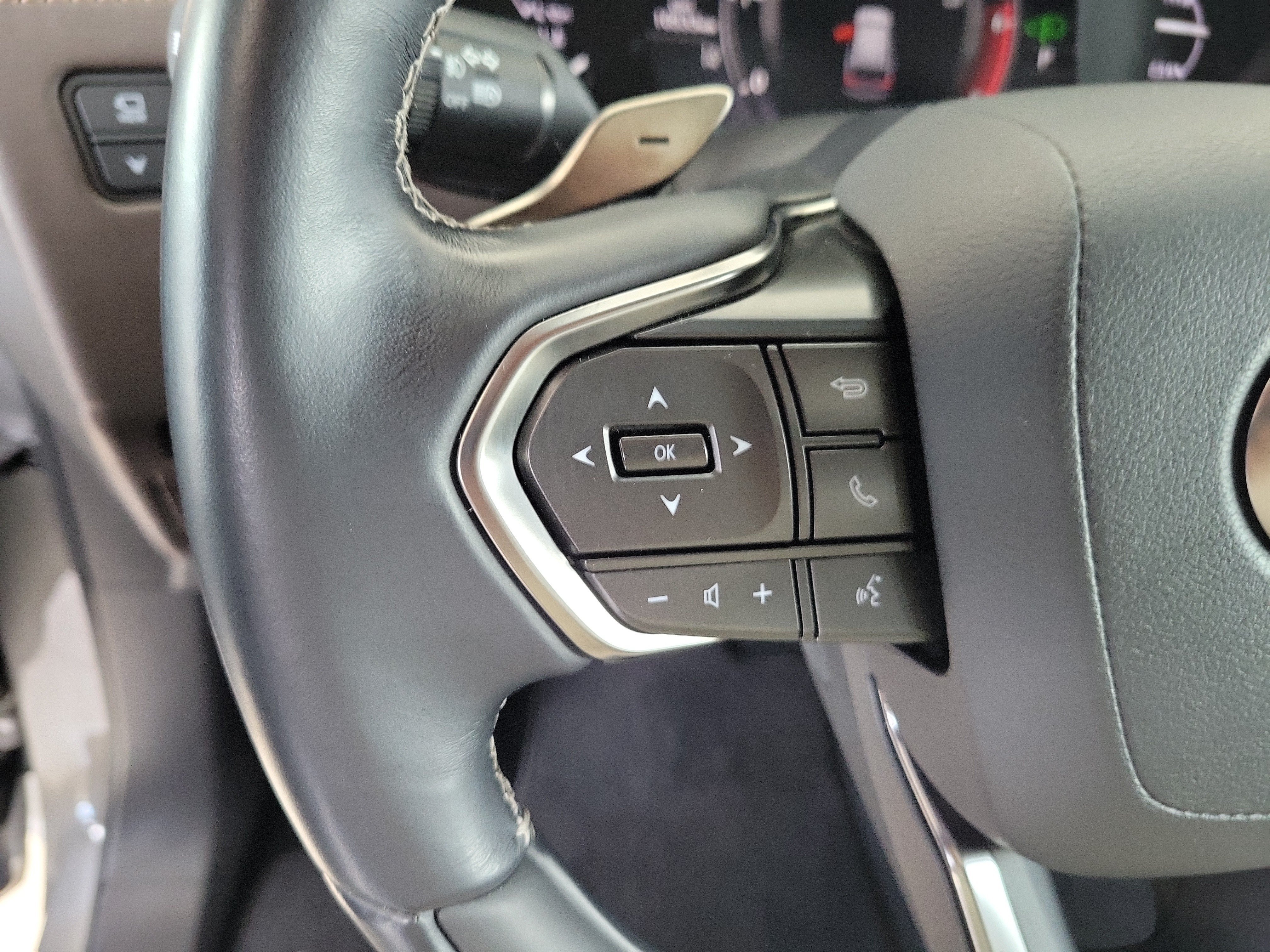 Used 2022 Lexus LX 600 4WD w/ Accessory Package (Z1) image 32