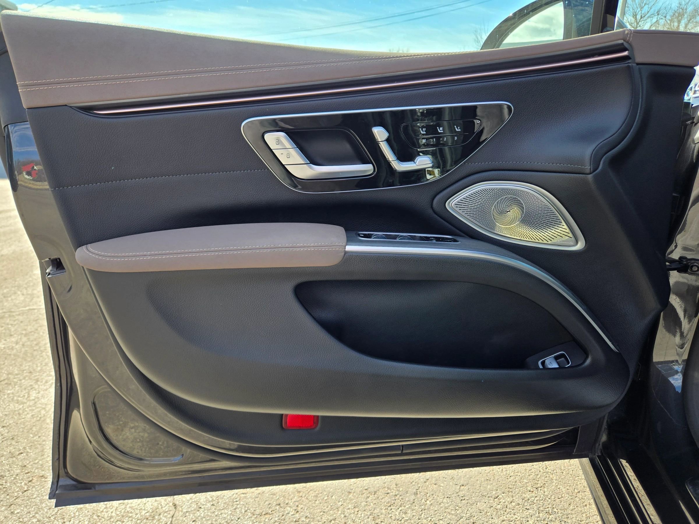 Used 2023 Mercedes-Benz EQS 580 4MATIC Sedan w/ Exclusive Trim Package image 35