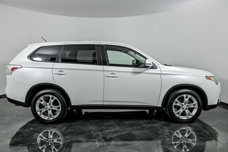 Used 2015 Mitsubishi Outlander SE AWD/4WD image 10