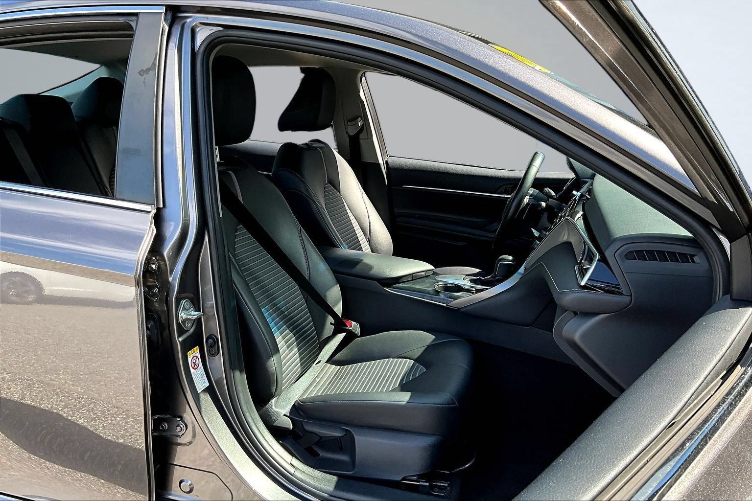 Used 2018 Toyota Camry SE FWD image 25