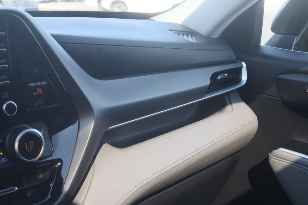 Used 2020 Toyota Highlander XLE AWD/4WD image 25
