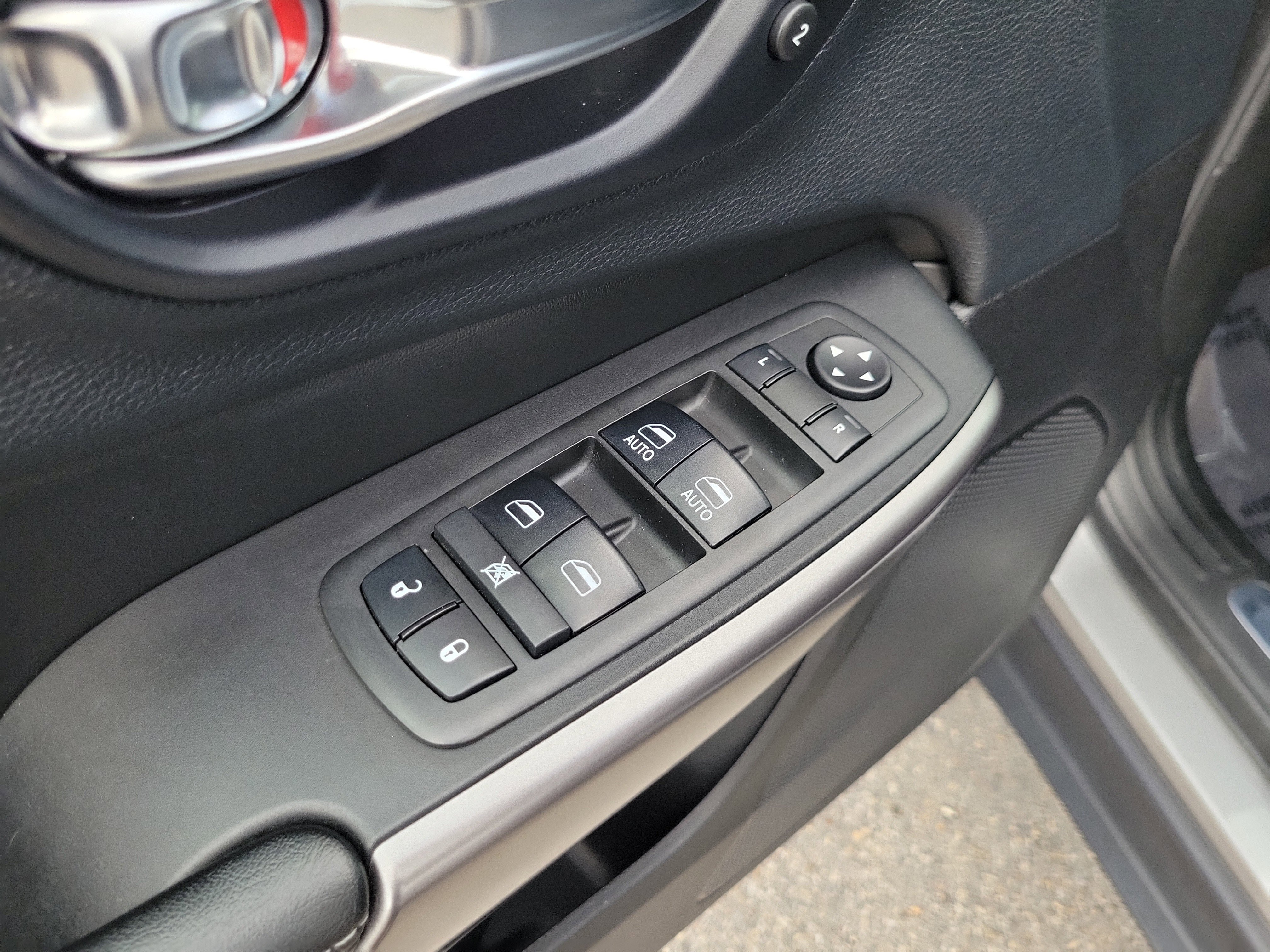 Used 2019 Jeep Cherokee Limited FWD image 25