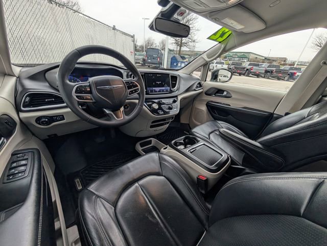 Used 2022 Chrysler Pacifica Touring-L image 5