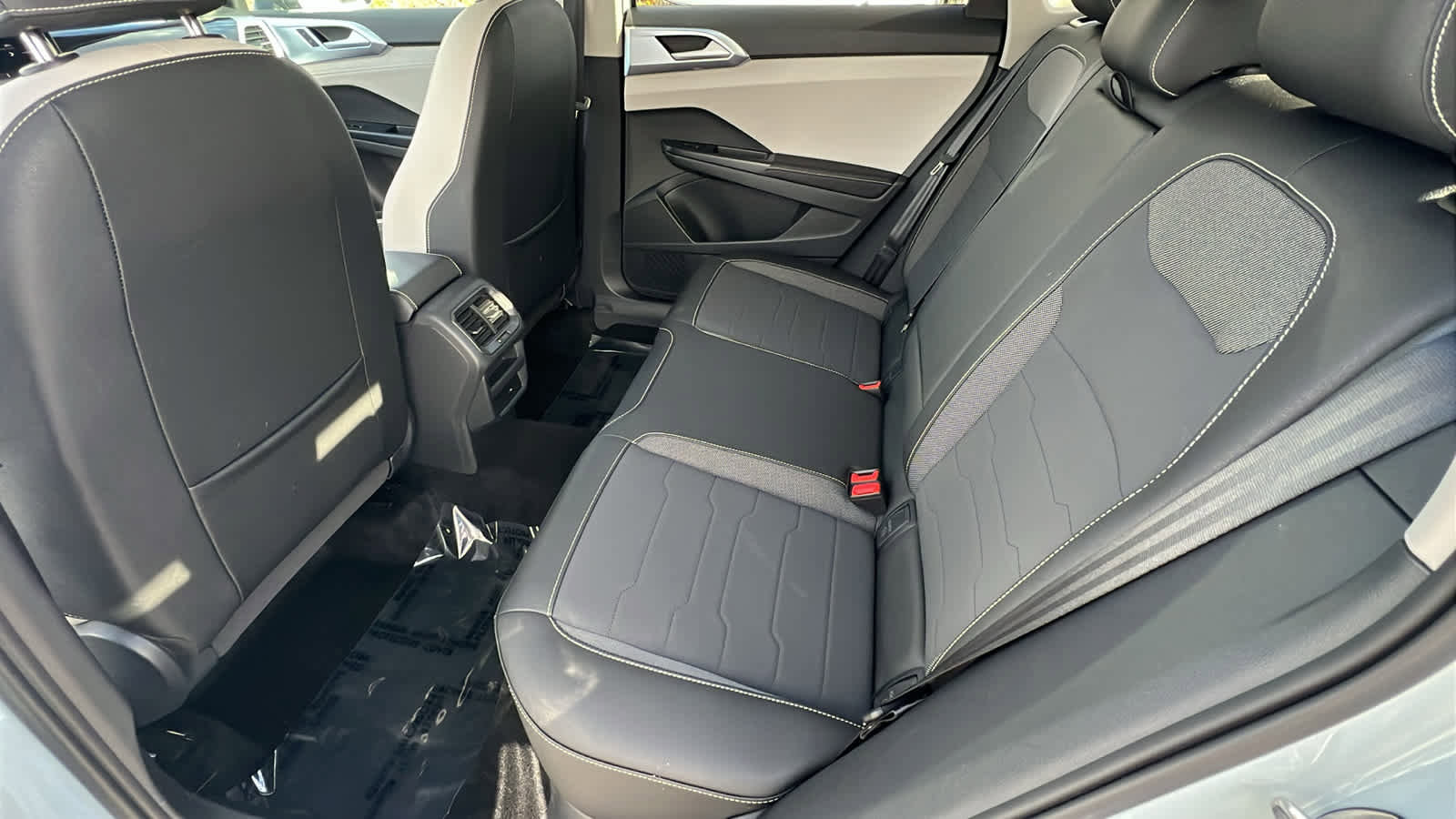 Used 2025 Volkswagen Taos SE w/ Panoramic Sunroof Package image 24