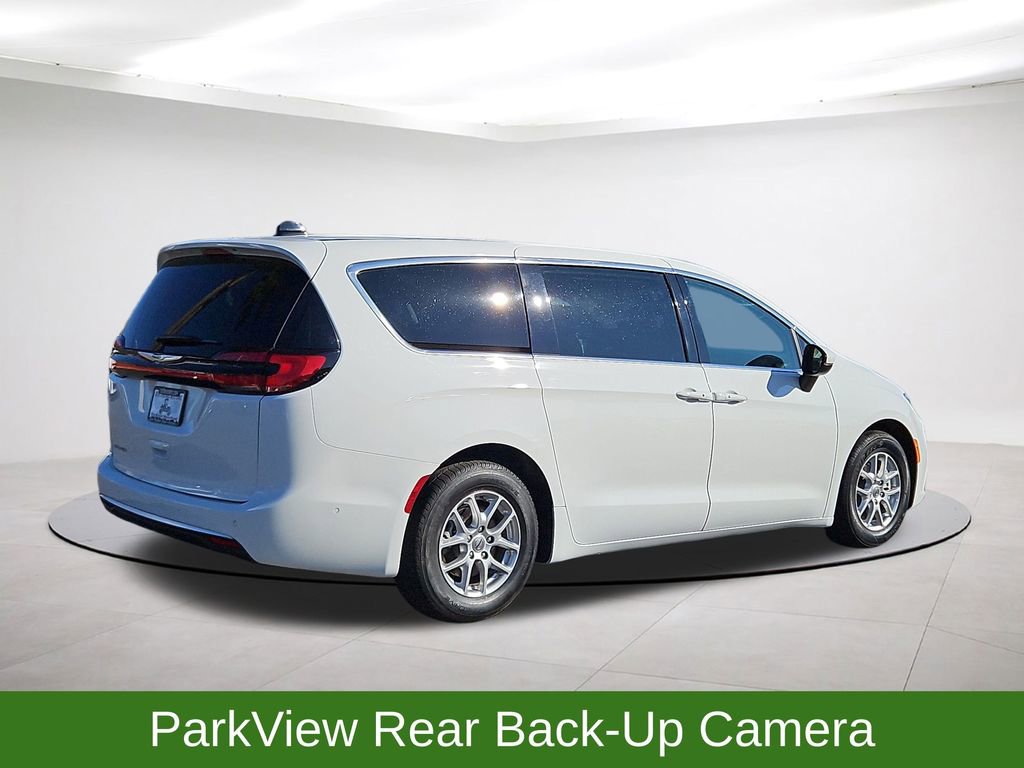 Used 2023 Chrysler Pacifica Touring-L image 7