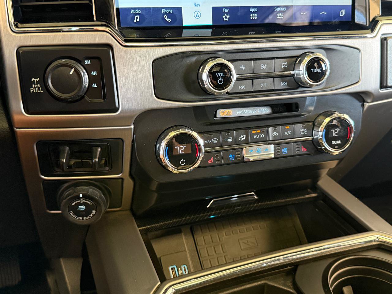 Used 2022 Ford F350 Platinum w/ Tremor Off-Road Package AWD/4WD image 27