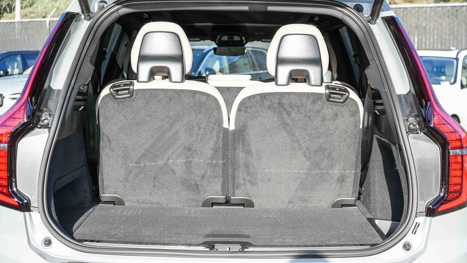 New 2026 Volvo XC90 T8 Plus w/ Protection Package Premier AWD/4WD image 13