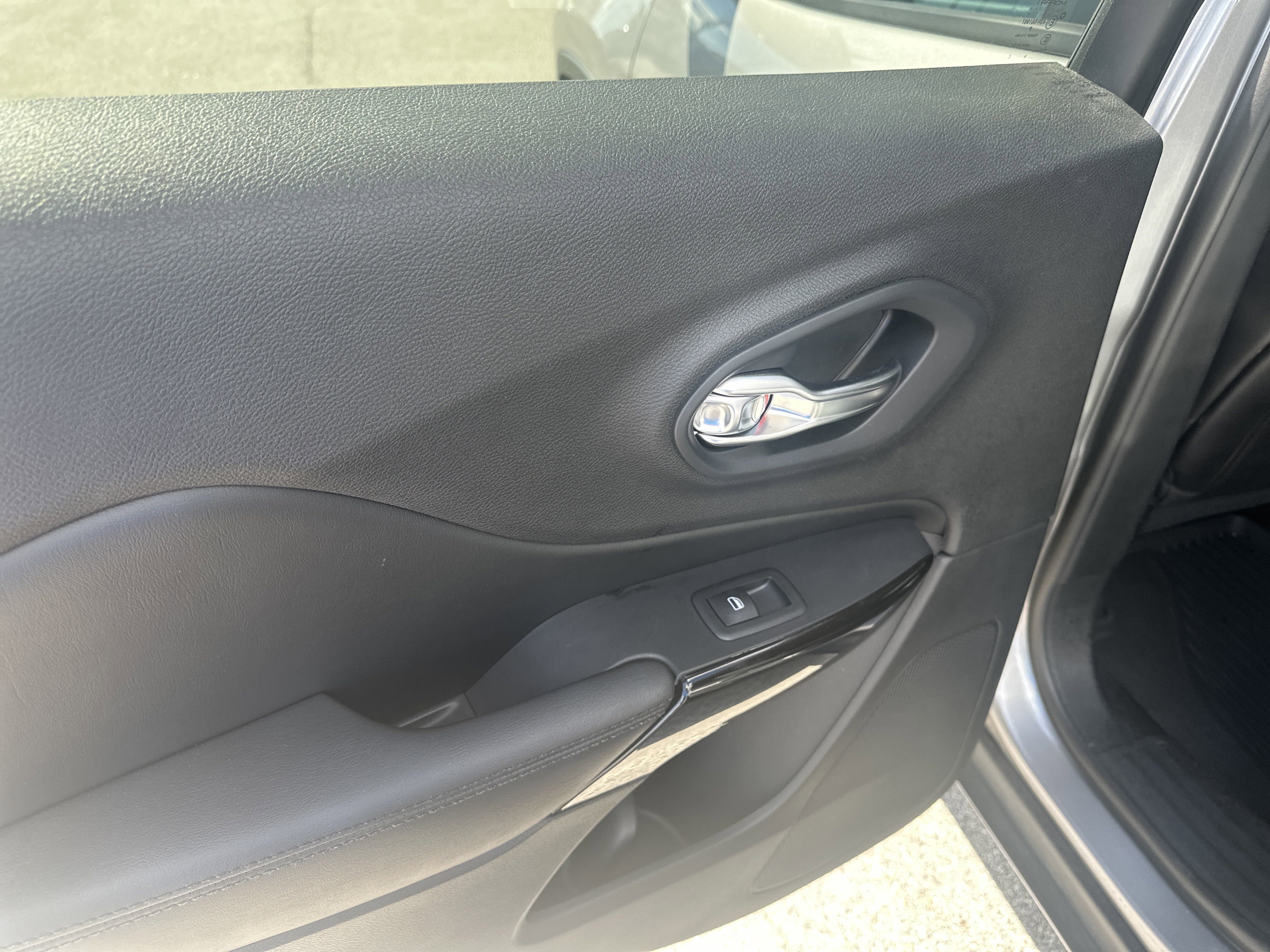 Used 2019 Jeep Cherokee Latitude Plus image 16