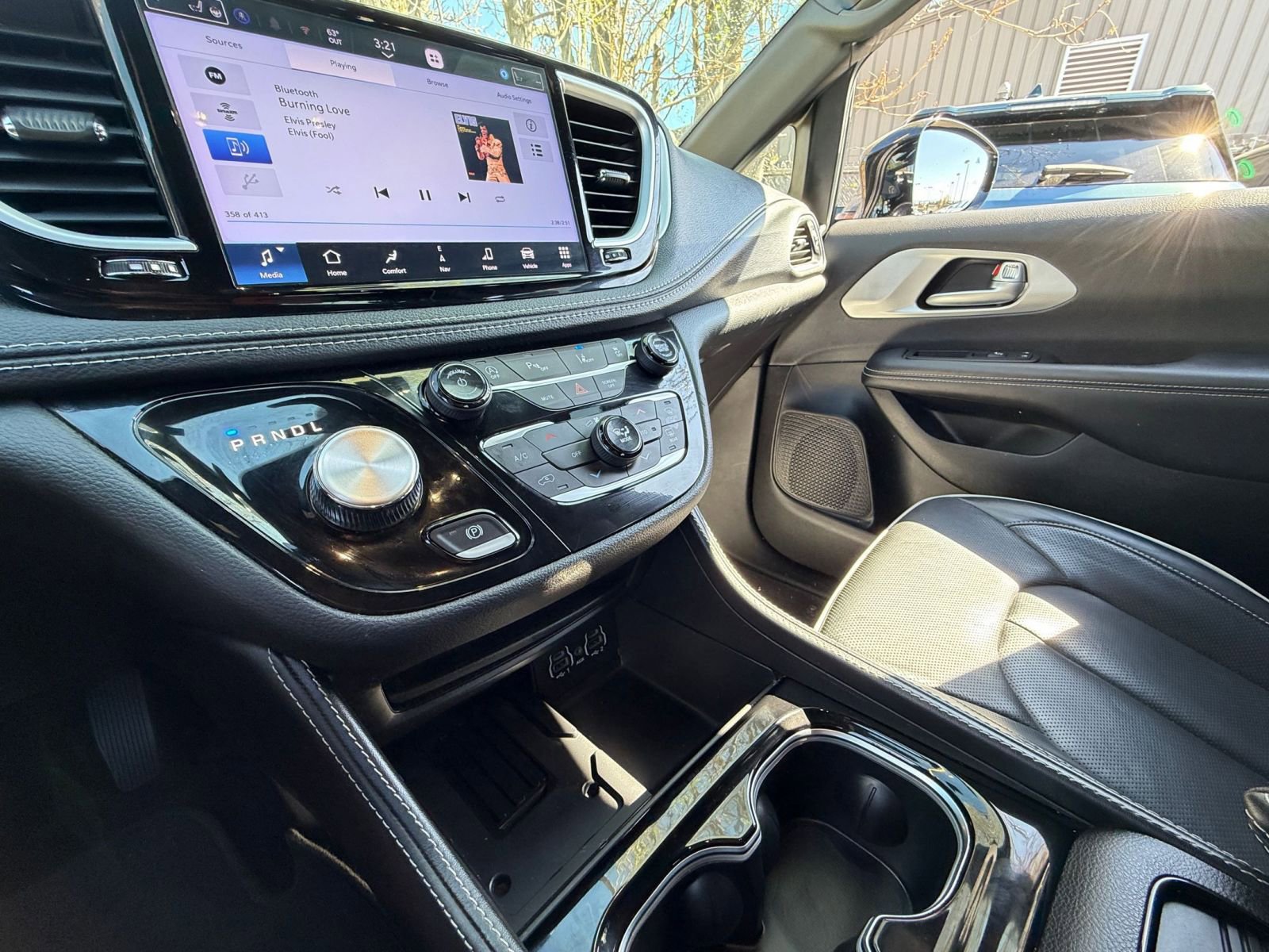 Used 2025 Chrysler Pacifica Limited image 41