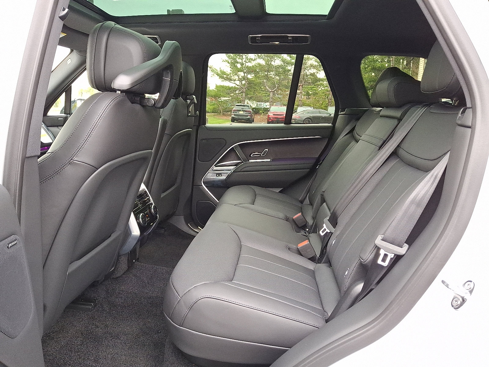 New 2025 Land Rover Range Rover SE image 8