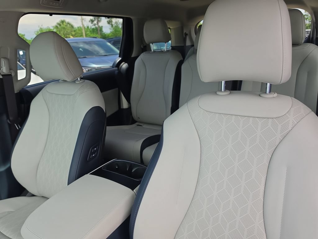 New 2026 Kia Carnival EX FWD image 23