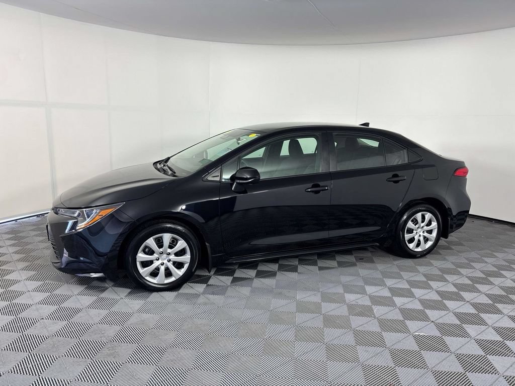 Used 2025 Toyota Corolla LE FWD image 5