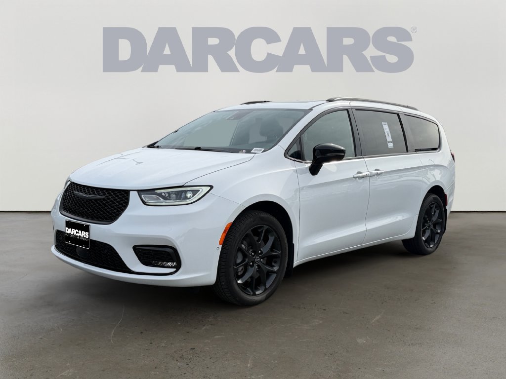 Used 2026 Chrysler Pacifica Limited w/ Uconnect Theater Family Group AWD/4WD image 3