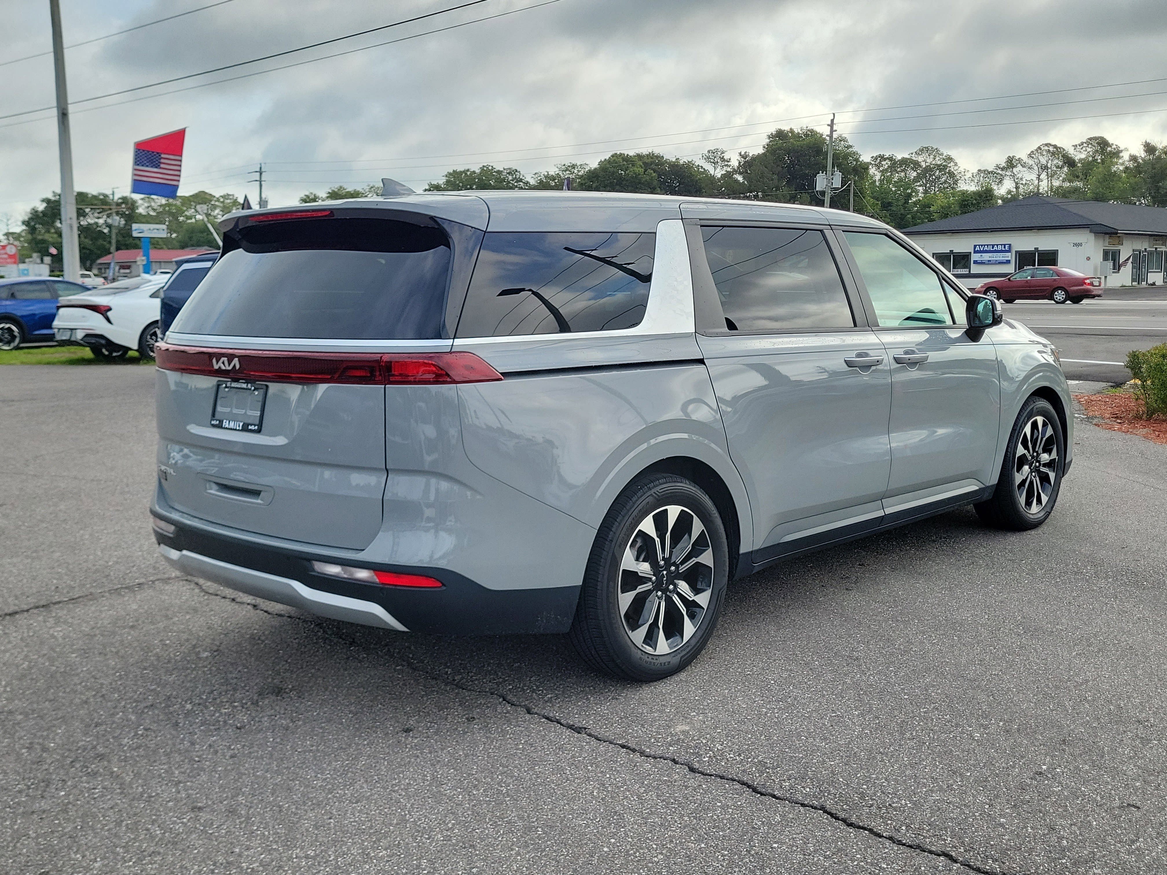 Used 2023 Kia Carnival EX FWD image 6