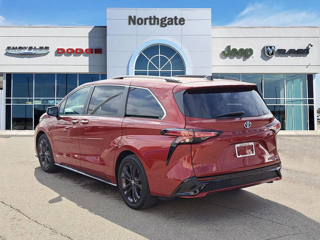 Used 2021 Toyota Sienna XSE w/ XSE Plus Package image 3