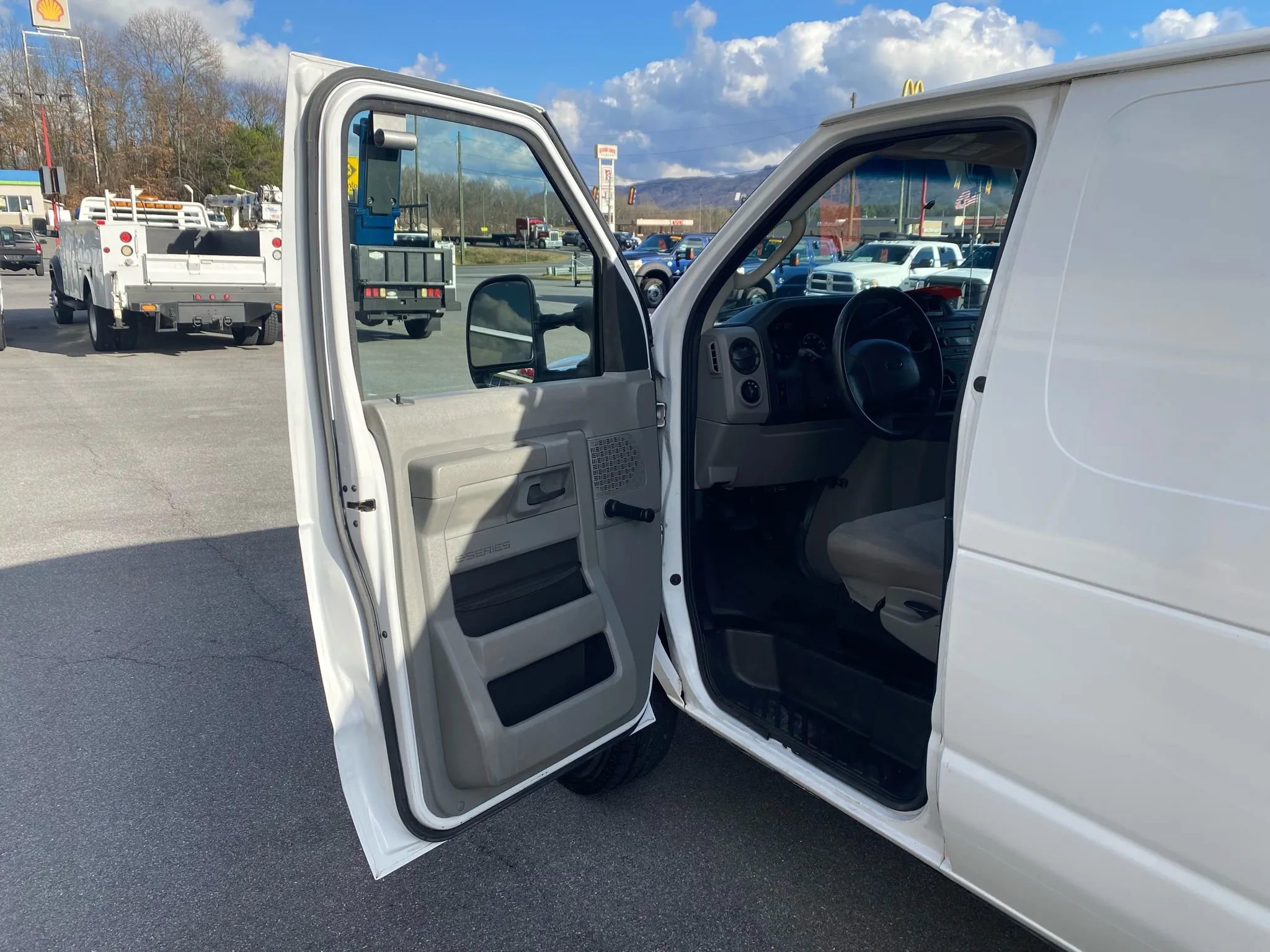 Used 2014 Ford E-350 and Econoline 350 Extended Super Duty w/ Insulation Package RWD image 7