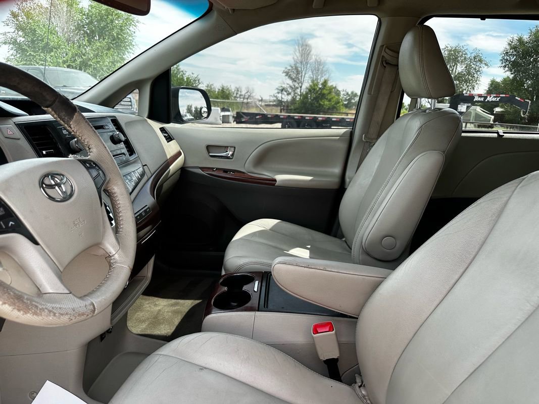 Used 2012 Toyota Sienna XLE image 32