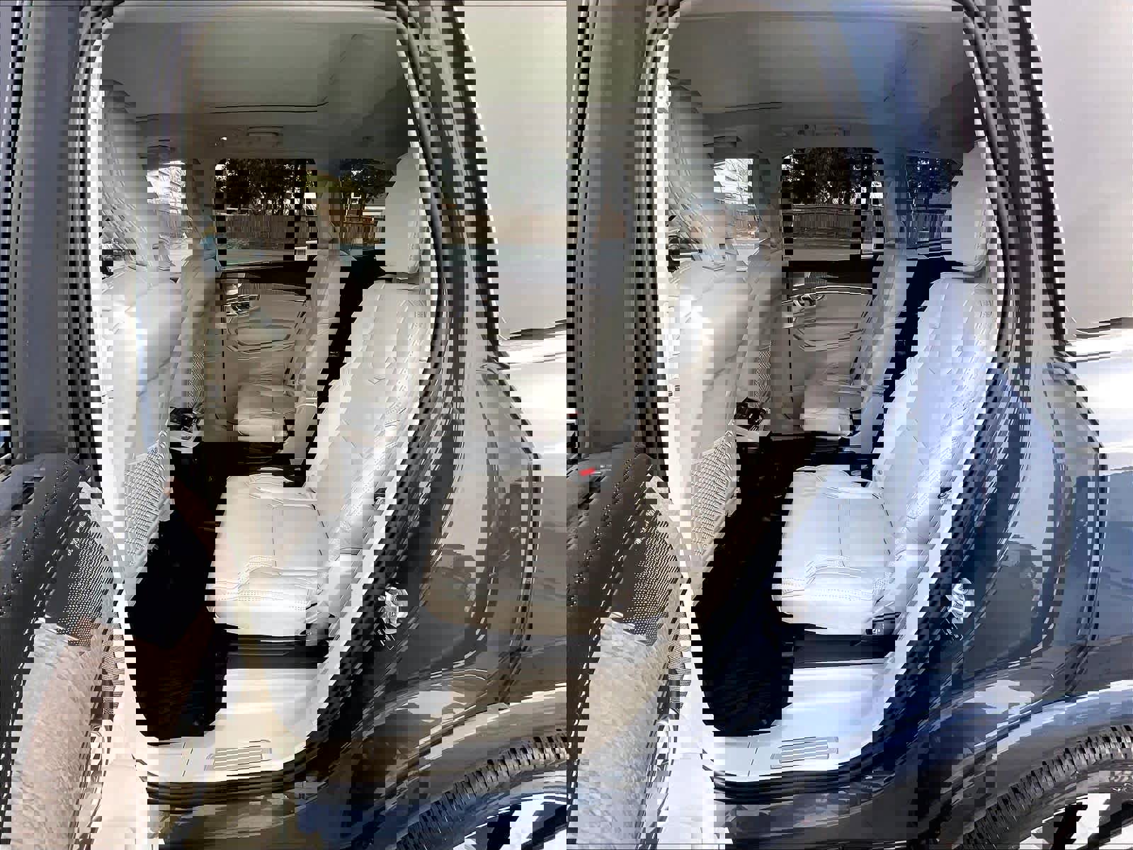 Used 2023 Volvo XC90 T8 Ultimate w/ Protection Package Premier image 28