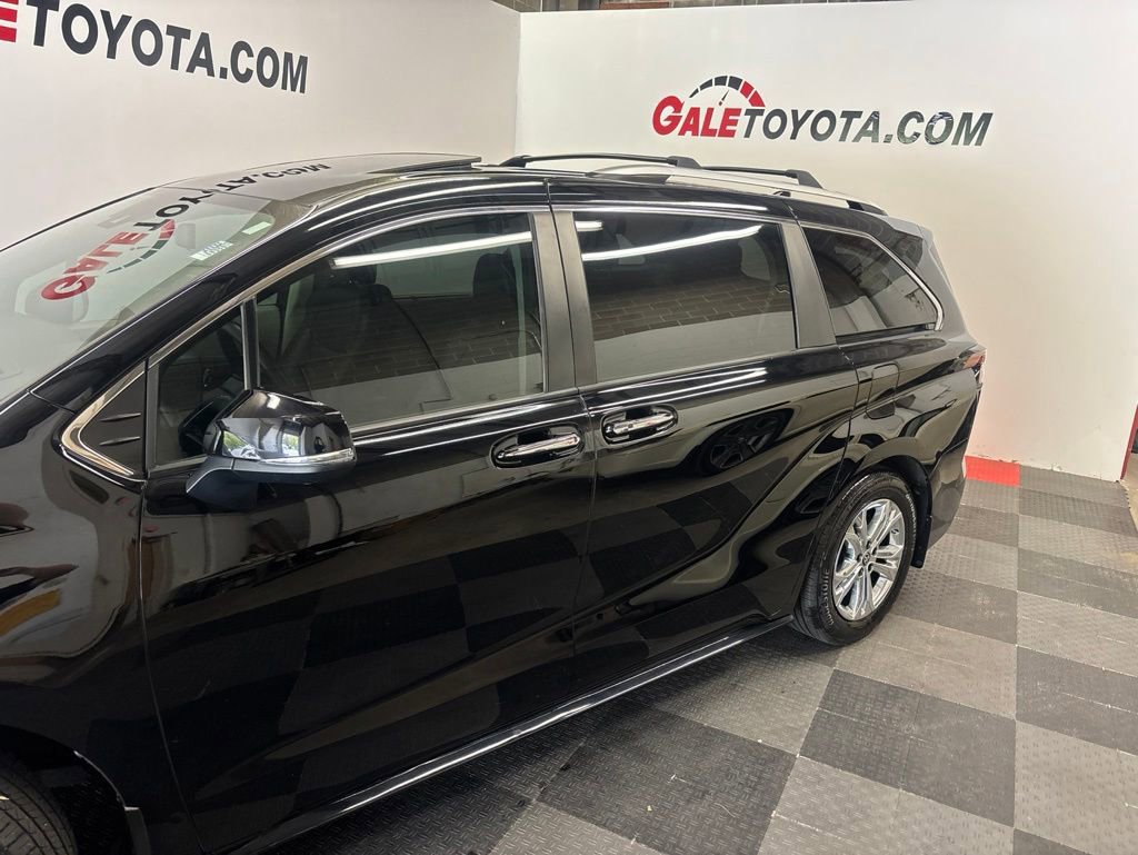 Used 2022 Toyota Sienna Platinum AWD/4WD image 8