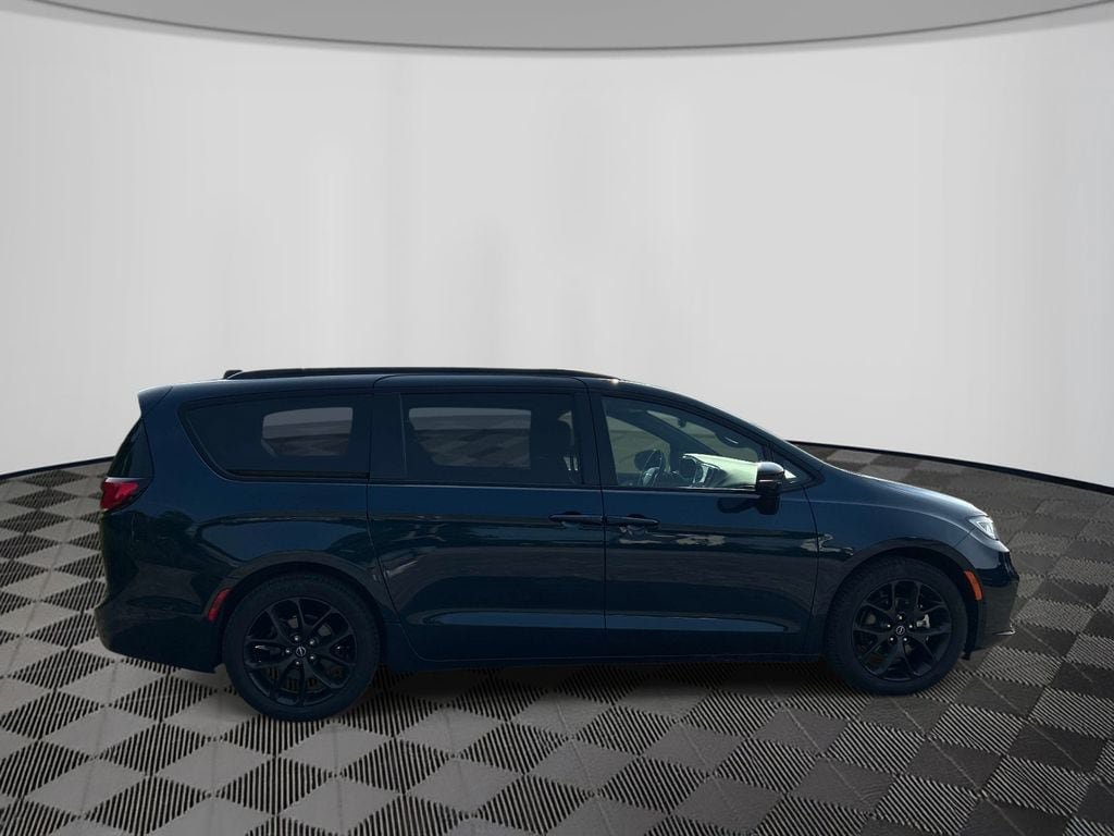 Used 2025 Chrysler Pacifica Limited FWD image 6