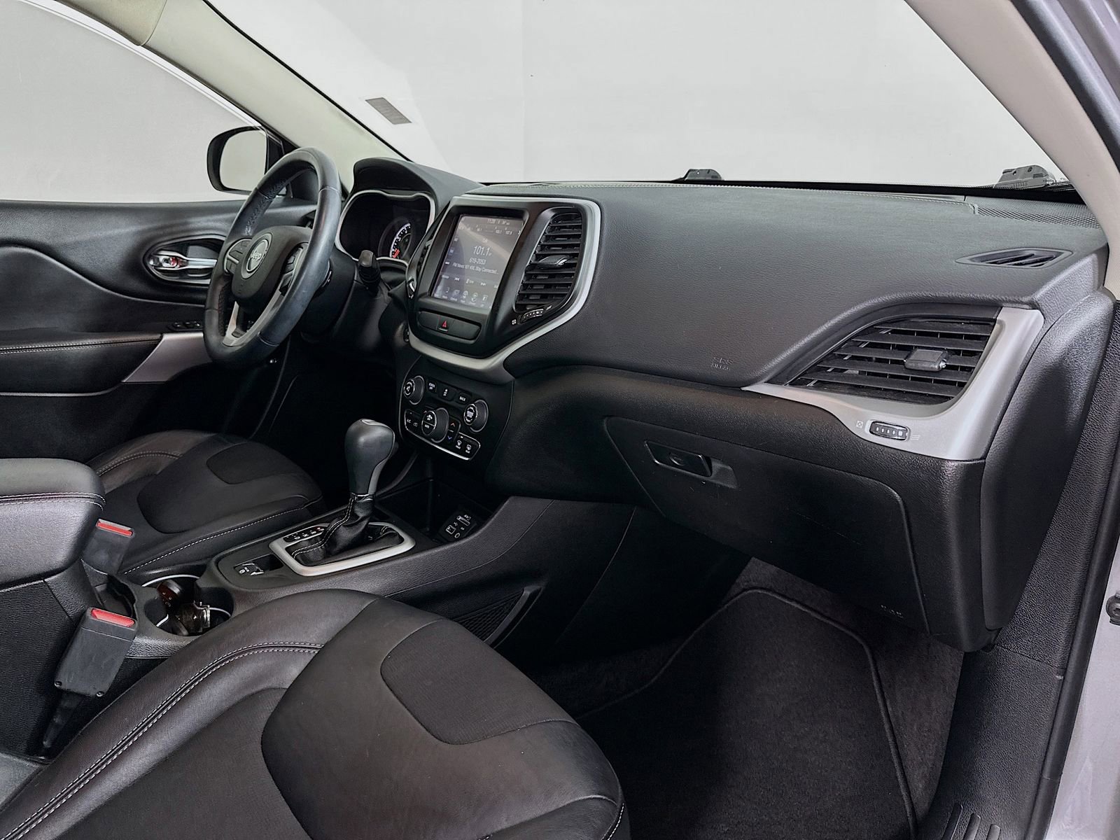 Used 2018 Jeep Cherokee Latitude Plus w/ Comfort/Convenience Group image 28