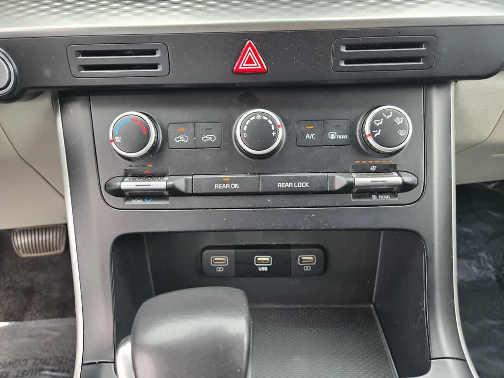 Used 2024 Kia Carnival LX FWD image 14