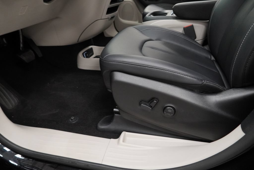 Certified 2024 Chrysler Pacifica Touring-L FWD image 43