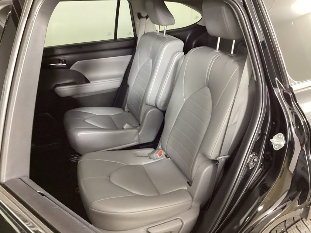 Used 2022 Toyota Highlander XLE AWD/4WD image 32