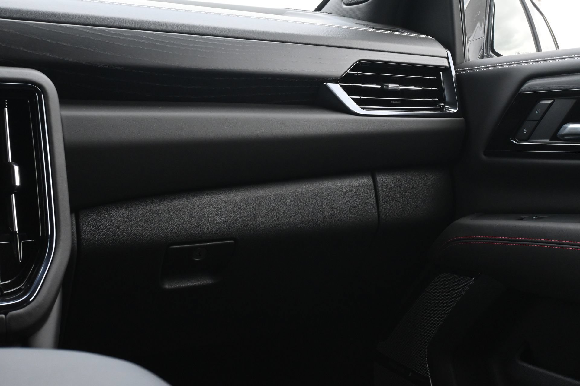 Used 2026 GMC Yukon AT4 Ultimate AWD/4WD image 9